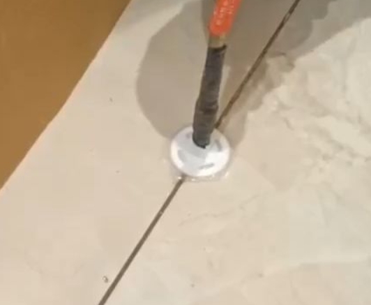 湛河瓷砖空鼓维修公司专业解答瓷砖在铺贴过程中，如果没有涂抹均匀到位的粘结材料（如水泥砂浆或瓷砖胶），可能会导致以下问题