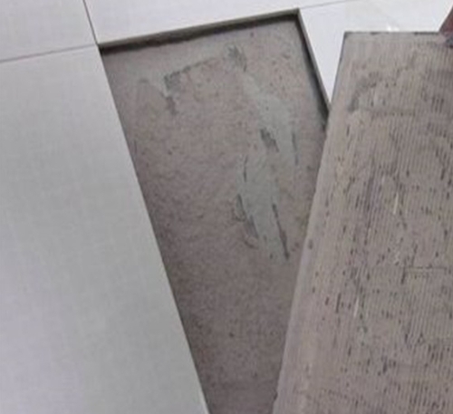 湛河瓷砖空鼓维修公司分享瓷砖铺贴时如果打浆（即涂抹在瓷砖背面和基层上的砂浆或瓷砖胶）过少，会带来以下问题